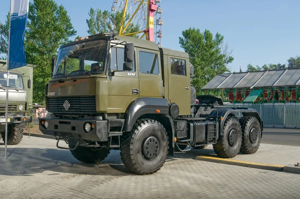 Rysk lastbil traktor Ural-6370 "på utställningen"integrerad säkerhet och trygghet-2014", Moscow — Stockfoto