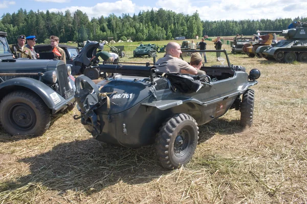 ドイツ浮動レトロ車フォルクスワーゲン Swimmwagen Typ 166 第 3 回国際会議で「戦争のモーター」近く町の Chernogolovka、モスクワ地方、リアビュー — ストック写真