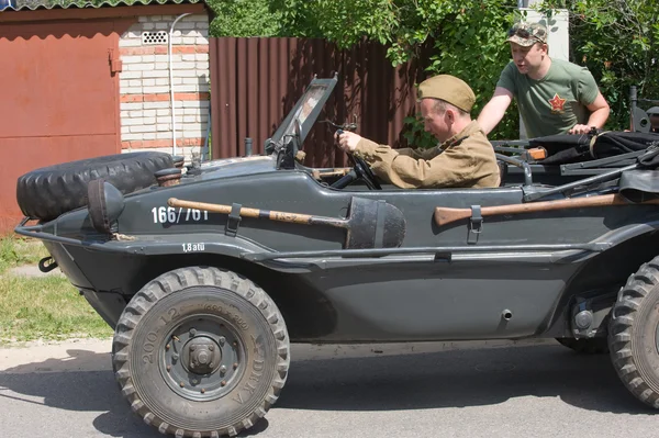 Německé plovoucí retro auto Volkswagen Swimmwagen Typ 166 na třetí mezinárodní setkání "Motorů války" nedaleko města Chernogolovka — Stock fotografie