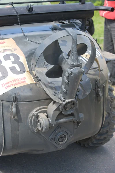 Auto retrò galleggiante tedesca Volkswagen Swimmwagen Typ 166 al terzo incontro internazionale di "Motori di guerra" vicino alla città di Chernogolovka, regione di Mosca, una vista posteriore dell'elica — Foto Stock