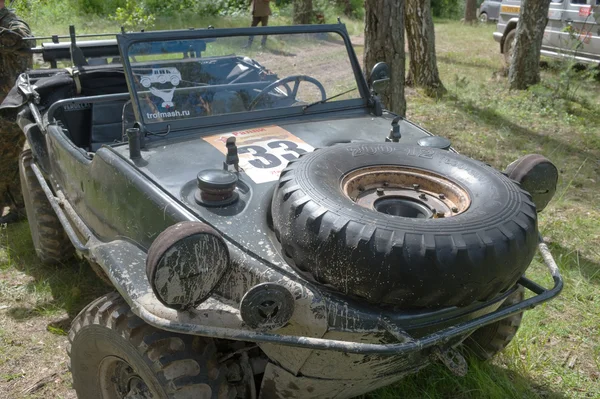 Carro retro flutuante alemão Volkswagen Swimmwagen Typ 166 na terceira reunião internacional de "Motores de guerra" perto da cidade de Chernogolovka, região de Moscou, uma vista frontal — Fotografia de Stock