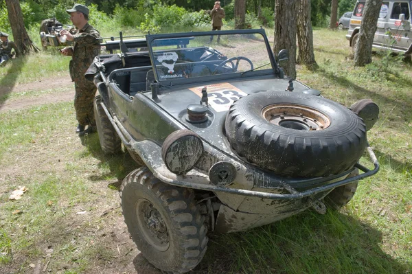 Widok przodu niemiecki pływających retro samochód Volkswagen Swimmwagen Typ 166 III międzynarodowe spotkanie "Silniki wojny" w pobliżu miasta Chernogolovka, Moscow region, — Zdjęcie stockowe