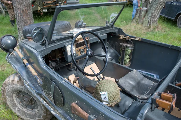 Alemán flotante coche retro Volkswagen Swimmwagen Typ 166 en el 3er encuentro internacional de "Motores de guerra" cerca de la ciudad de Chernogolovka, región de Moscú, cabina — Foto de Stock