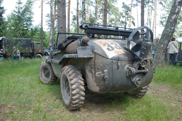 Coches retro flotantes alemanes Volkswagen Swimmwagen Typ 166 en el 3er encuentro internacional de "Motores de guerra" cerca de la ciudad de Chernogolovka, región de Moscú — Foto de Stock