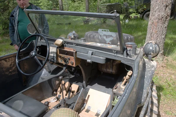 Alemán flotante coche retro Volkswagen Swimmwagen Typ 166 en el 3er encuentro internacional de "Motores de guerra" cerca de la ciudad de Chernogolovka, cabina — Foto de Stock