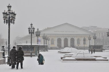 Manezh Meydanı ve Yönetim Merkezi sergi salonunda kıştan sonra kar yağışı, Moskova, Rusya Federasyonu
