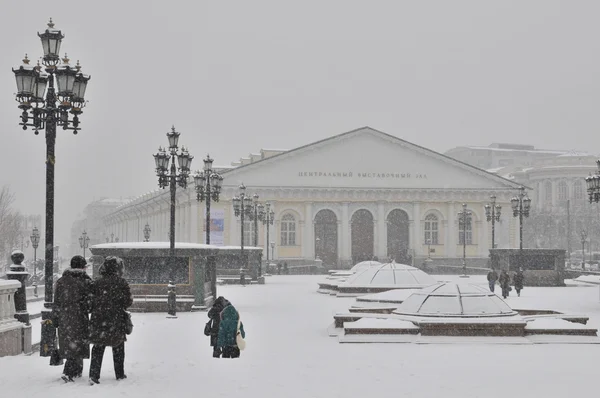 Piața Manezh și sala centrală de expoziții Manege în timpul iernii, după o cădere de zăpadă, MOSCOW, RUSIA — Fotografie, imagine de stoc