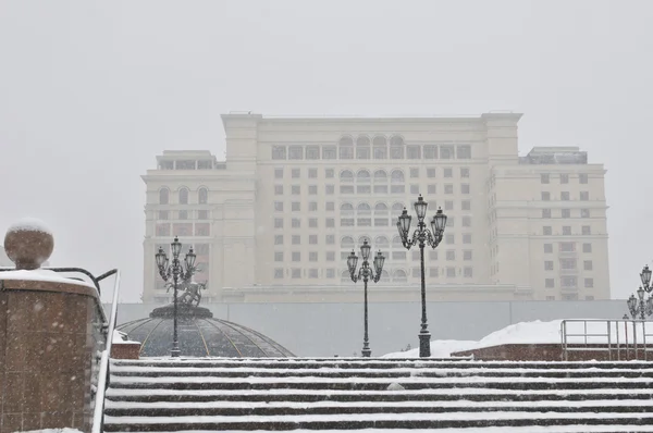 Manezh torg och hotellet "Moskva" på vintern snö, Moskva, Ryssland Stockbild