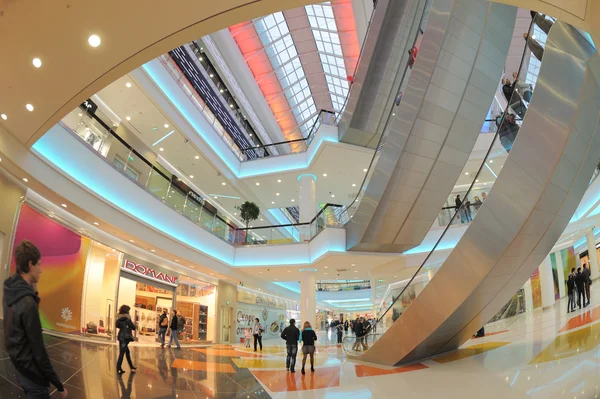 O novo centro comercial "Caleidoscópio" metro "Skhodnenskaya", Moscou, RÚSSIA o interior — Fotografia de Stock