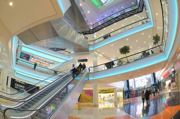 O interior do novo centro comercial "Caleidoscópio" perto da estação de metro "Skhodnenskaya", Moscovo — Fotografia de Stock