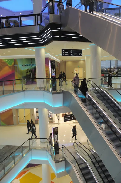L'escalier dans le nouveau centre commercial "Kaléidoscope" métro "Skhodnenskaya", Moscou, RUSSIE — Photo