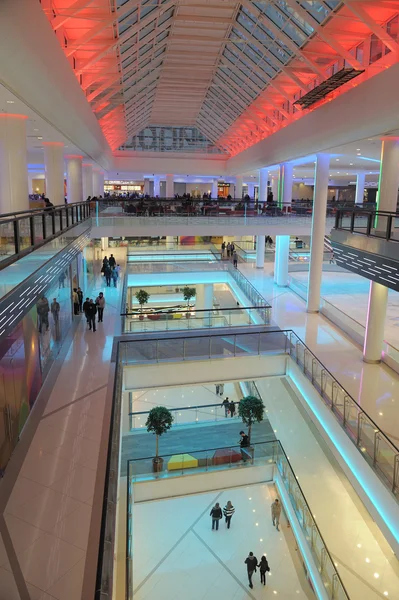 O interior do novo centro comercial "Caleidoscópio", Moscou, RÚSSIA — Fotografia de Stock