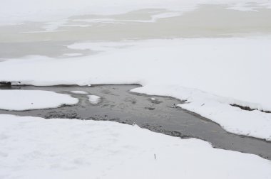 Rusya 'daki Khimki rezervuarındaki buzdaki delik.