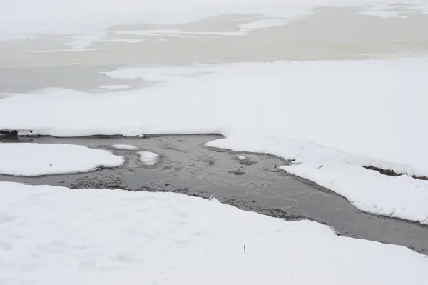 Gat in het ijs bij het Khimki stuwmeer, Rusland — Stockfoto