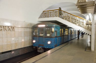 Bir tren istasyonunda metro 