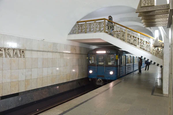 La piattaforma e il passaggio alla stazione della metropolitana "Pushkinskaya", Mosca — Foto Stock