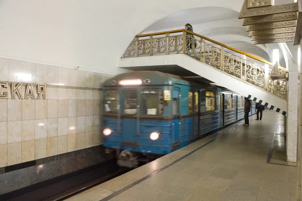 Arrivo di un treno alla stazione della metropolitana "Pushkinskaya", Mosca — Foto Stock