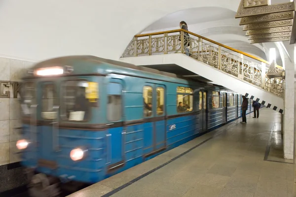 Arrival of a train at the metro station "Pushkinskaya" in Moscow, RUSSIA — Stock Photo, Image