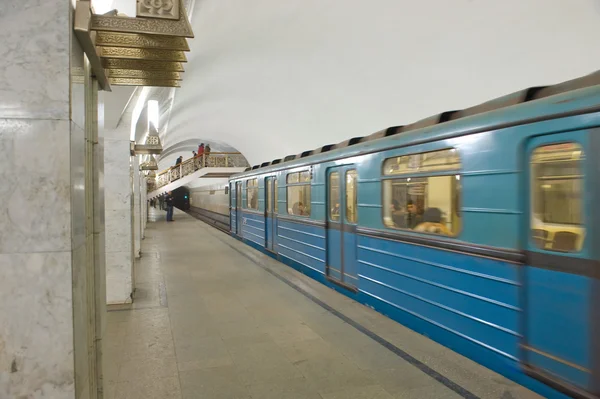 La llegada del tren en la plataforma de la estación de metro "Pushkinskaya" en Moscú, RUSIA — Foto de Stock