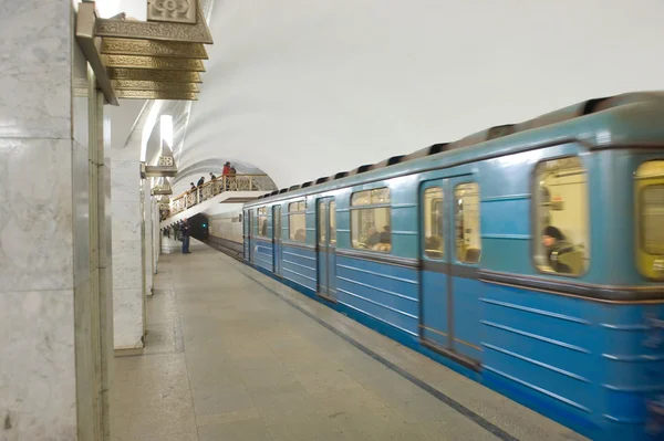 The arrival of the train on the platform of the metro station "Pushkinskaya" , Moscow, RUSSIA — Stock Photo, Image