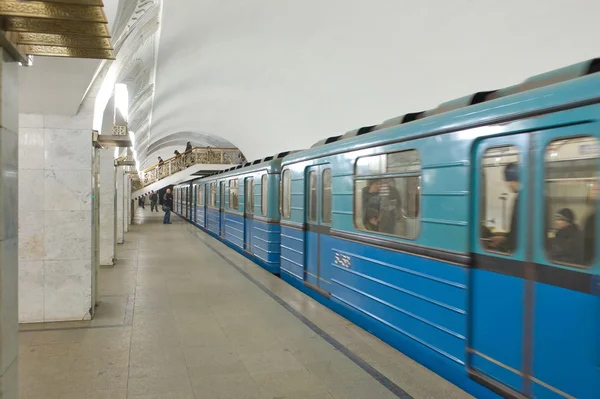 Träna på tunnelbanestationen "Pushkinskaya", Moskva, Ryssland — Stockfoto