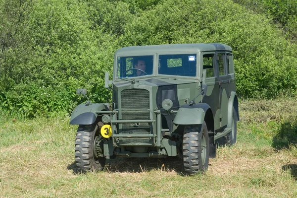 Auto del comandante Humber FWD al terzo incontro internazionale di "Motori di guerra" vicino alla città di Chernogolovka, regione di Mosca, vista frontale — Foto Stock