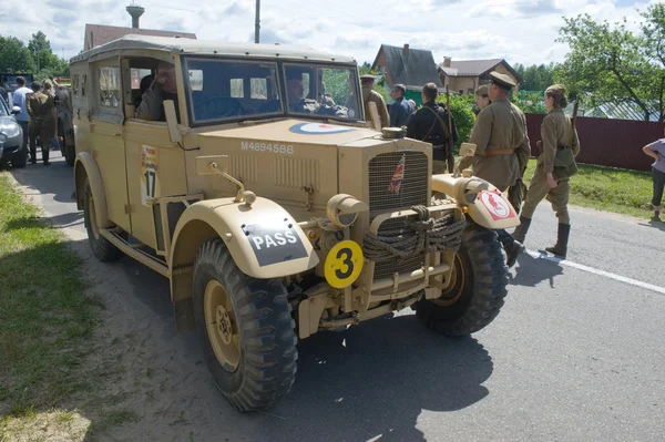 British car Humber FWD at the 3rd international meeting of "Motors of war" near the town of Chernogolovka, Moscow region, front view — Stock Photo, Image