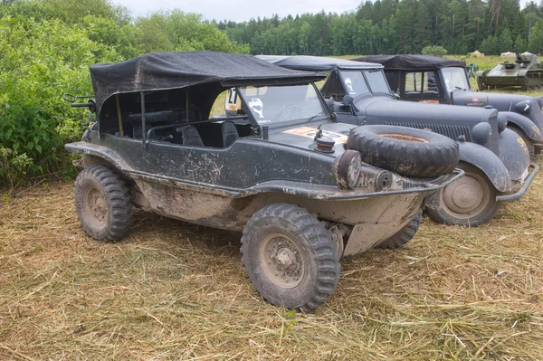 Alemão flutuante retro Volkswagen Swimmwagen Typ 166, vista lateral, 3a reunião internacional "Motores de guerra" perto da cidade de Chernogolovka, região de Moscou — Fotografia de Stock