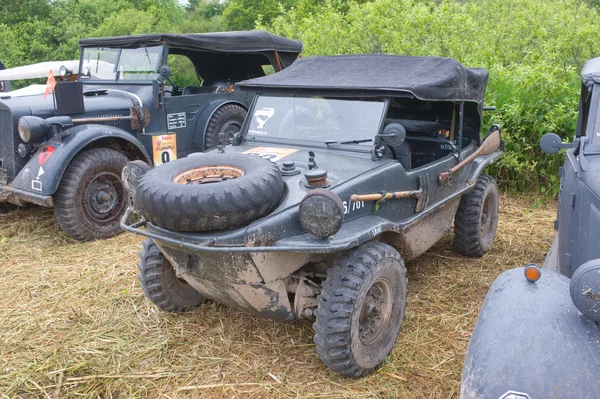 Duitse zwevende retro auto Volkswagen Swimmwagen Typ 166, vooraanzicht, 3de internationale bijeenkomst "motoren van oorlog" in de buurt van de stad Chernogolovk — Stockfoto