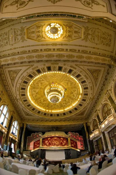 Ceiling with beautiful chandelier historic restaurant "Yar", Moscow — Stock Photo, Image