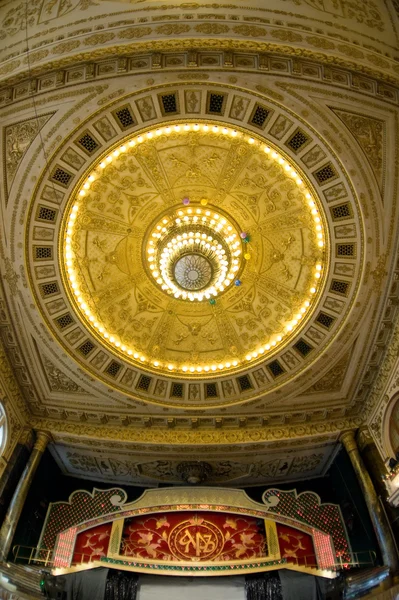 Teto com belo lustre restaurante histórico "Yar", MOSCOW, RÚSSIA — Fotografia de Stock