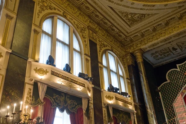 Interior con ventanas históricas del famoso restaurante de Moscú "Yar", RUSIA —  Fotos de Stock