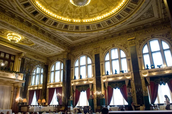 Interior com janelas históricas do restaurante de Moscou "Yar", MOSCOW, RUSSIA — Fotografia de Stock