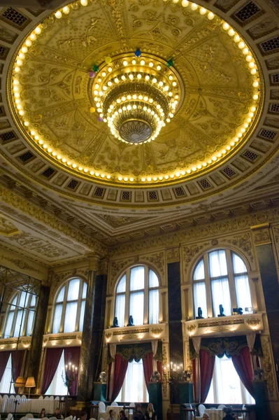 Bellissimo interno con finestre e soffitto con lampadario storico ristorante "Yar", Mosca, RUSSIA — Foto Stock