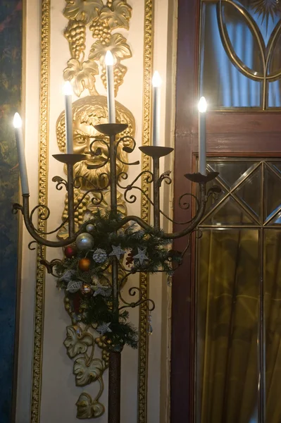 El candelero en el interior histórico del famoso restaurante de Moscú "Yar", MOSCÚ, RUSIA — Foto de Stock