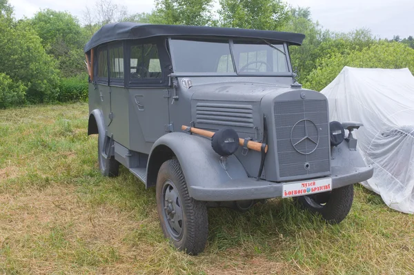 Немецкий старый автомобиль Mercedes-Benz L 1500A Kfz.70, вид спереди, 3-я международная встреча "Двигателей войны" вблизи г. Черноголовка Московской области — стоковое фото