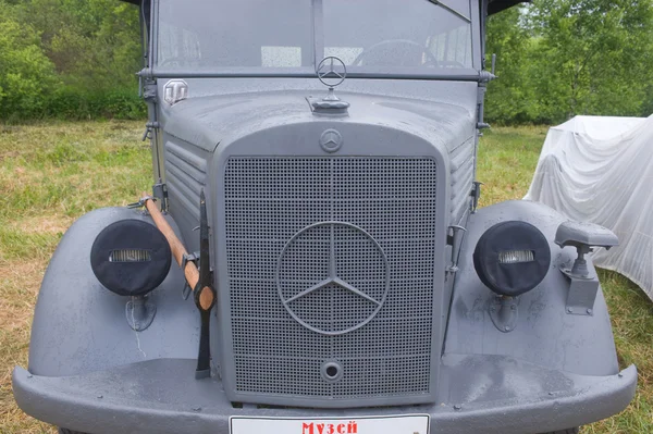 Alemán viejo coche Mercedes-Benz L 1500A Kfz.70, un fragmento del frente, el tercer encuentro internacional de "Motores de guerra" cerca de la ciudad de Chernogolovka — Foto de Stock