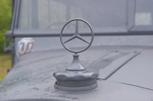 El alemán Mercedes-Benz L 1500A Kfz.70 frente, el tercer encuentro internacional de "Motores de guerra" cerca de la ciudad de Chernogolovka, radiador de tubo y estrella de la marca de primer plano —  Fotos de Stock