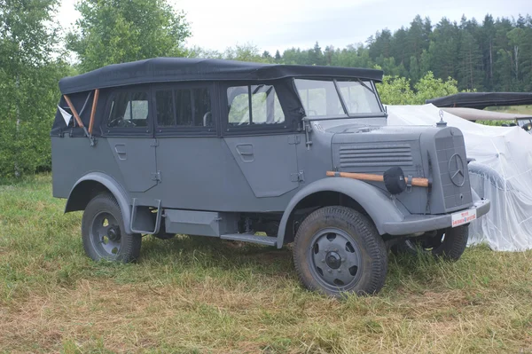 Alemán viejo coche Mercedes-Benz L 1500A Kfz.70 lado, el tercer encuentro internacional de "Motores de guerra" cerca de la ciudad de Chernogolovka, región de Moscú —  Fotos de Stock