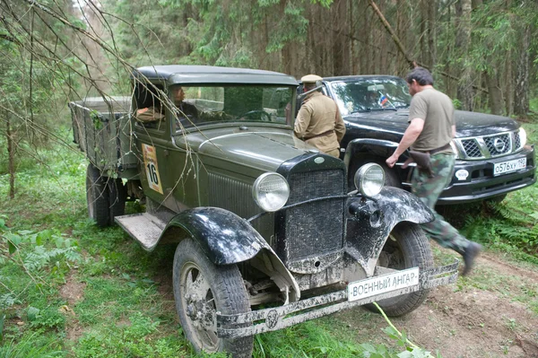 Viejo camión soviético GAZ-AA en una carretera forestal, 3er encuentro internacional "Motores de guerra" cerca de la ciudad Chernogolovka región de Moscú —  Fotos de Stock