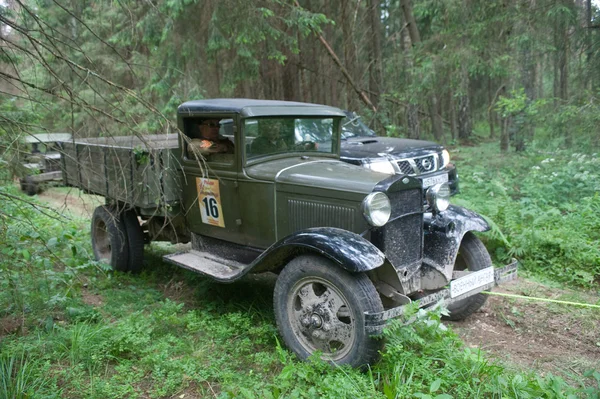 Sovjet-Unie retro vrachtwagen Gaz-Aa op een bos weg, 3de internationale bijeenkomst "Motoren van oorlog" in de buurt van de stad Chernogolovka-Moscow region — Stockfoto