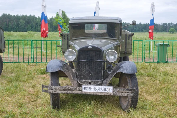 Stary radziecki samochód ciężarowy Gaz-Aa, widok, III międzynarodowe spotkanie "Silniki wojny" w pobliżu miasta Chernogolovka Moscow region z przodu — Zdjęcie stockowe
