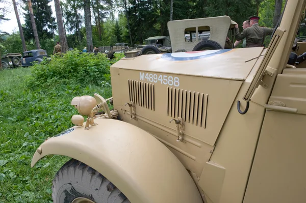 La voiture du commandant britannique Humber FWD lors de la 3ème réunion internationale des "moteurs de guerre" près de la ville de Tchernogolovka, région de Moscou, fragment — Photo