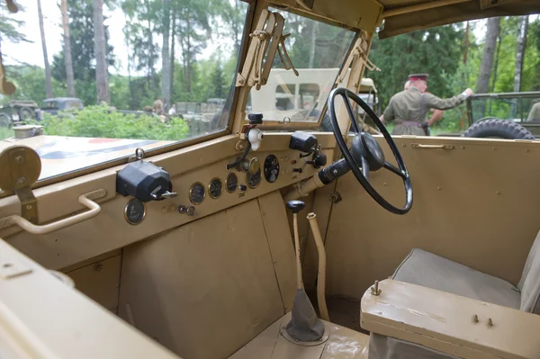 El coche del comandante británico Humber FWD en la 3ª reunión internacional de Motores de guerra "cerca de la ciudad de Chernogolovka, cabina interior — Foto de Stock