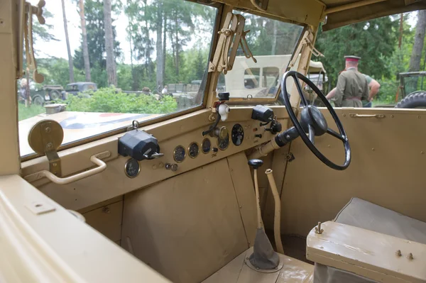 Auto des britischen Kommandeurs humber fwd beim 3. internationalen Treffen der Kriegsmotoren "in der Nähe der Stadt Tschernogolowka, Moskauer Gebiet, Innenraum des Führerhauses — Stockfoto