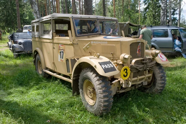 Mobil komandan Inggris Humber FWD pada pertemuan internasional 3 "Motors of war" di dekat kota Chernogolovka, wilayah Moskow, front vie — Stok Foto