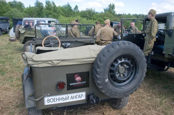 Voiture rétro soviétique GAZ-67 à la 3ème rencontre internationale des "Moteurs de guerre" près de la ville de Tchernogolovka, vue arrière — Photo