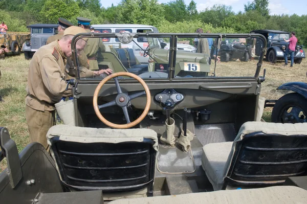 Sovětské retro automobil Gaz 67 na třetí mezinárodní setkání "Motorů války", kabina zpět — Stock fotografie