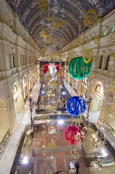 Interior de Navidad de la Tienda Principal (GUM) por la noche, vista desde arriba, MOSCÚ, RUSIA —  Fotos de Stock