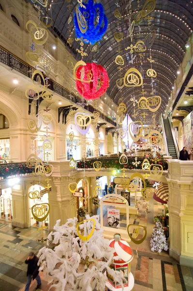 Interior de Natal da Loja de Departamento Principal (GUM) à noite, MOSCOW, RÚSSIA — Fotografia de Stock